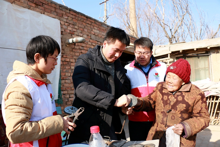 杨小明：公益路上的无悔行者