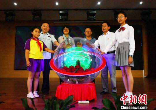 5月28日，北京市房山区教育委员会、北京市房山区生态环境局联合举办的“小手拉大手、共筑碧水蓝天”主题实践活动正式启动。　钟欣 摄